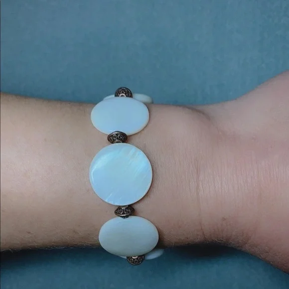 Natural Oyster shell gemstone bracelet - Picture 1 of 2